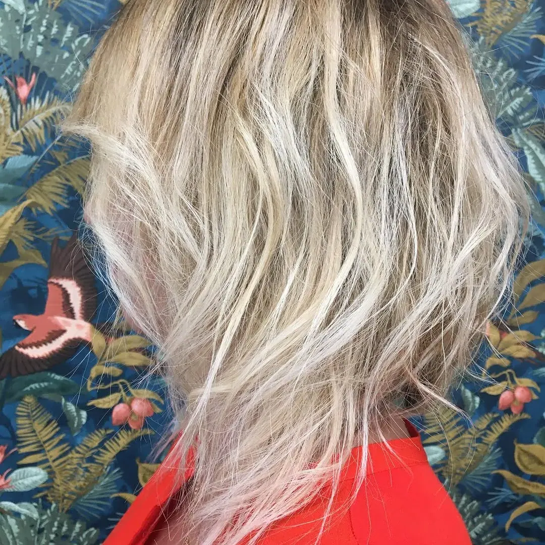 Carré long plongeant, wavy blond très clair