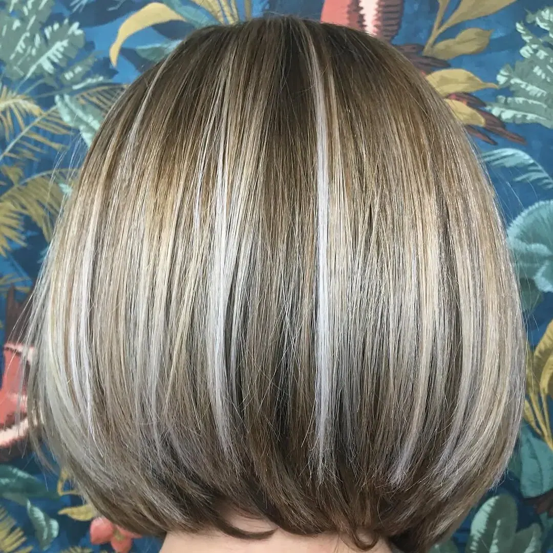 Carré plongeant, balayage blond glacé