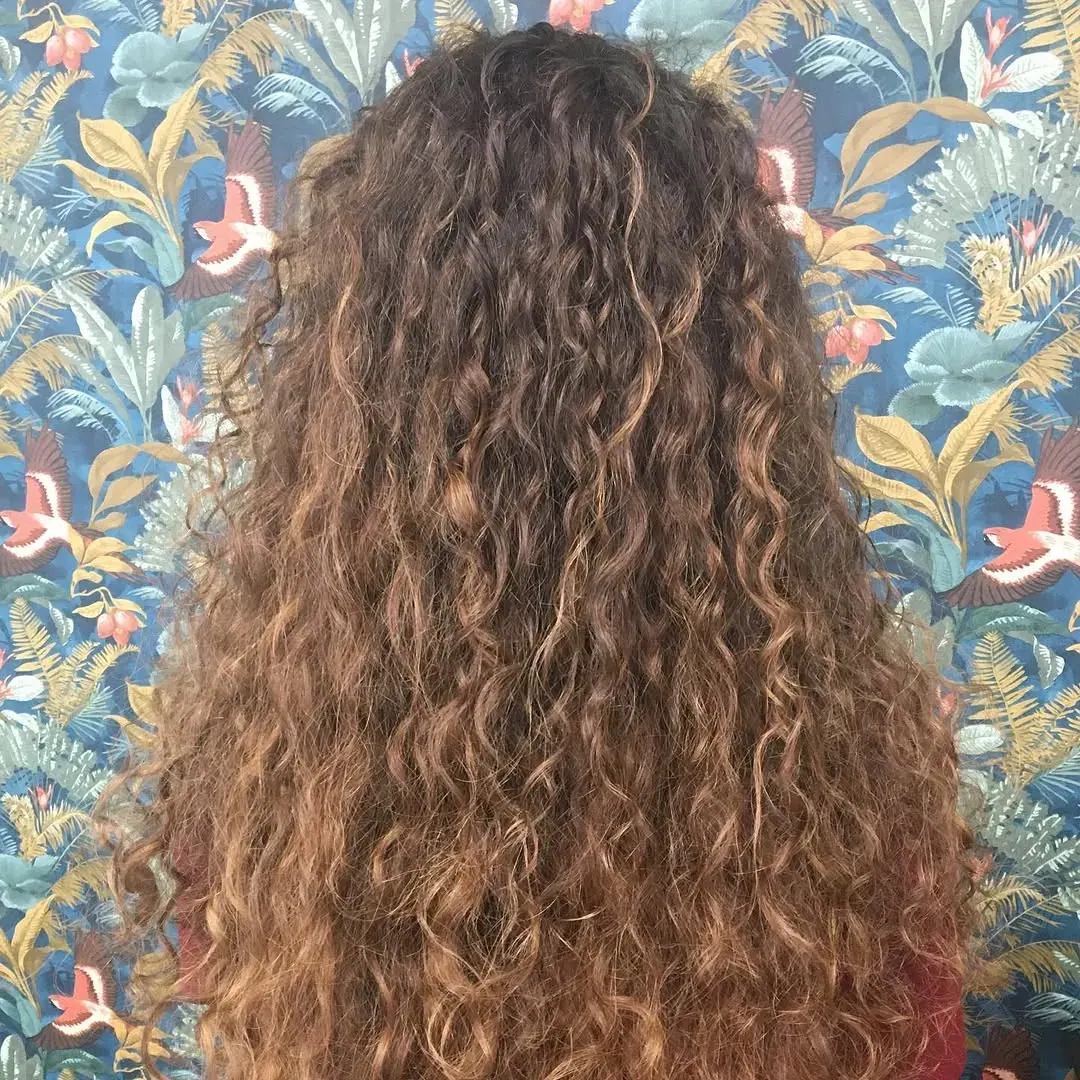 Cheveux longs frisés, effet naturel
