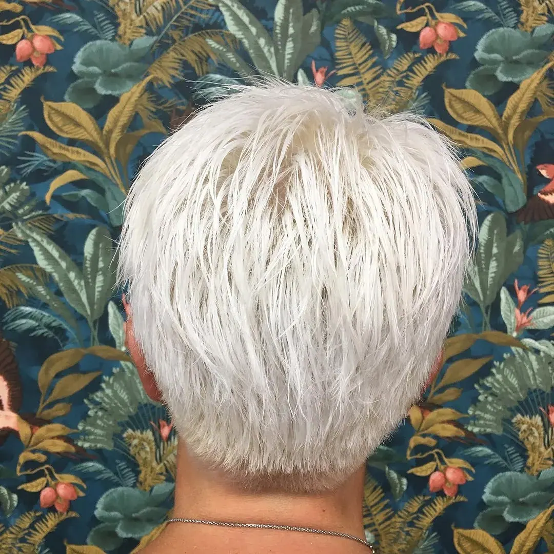Coupe courte blond blanc