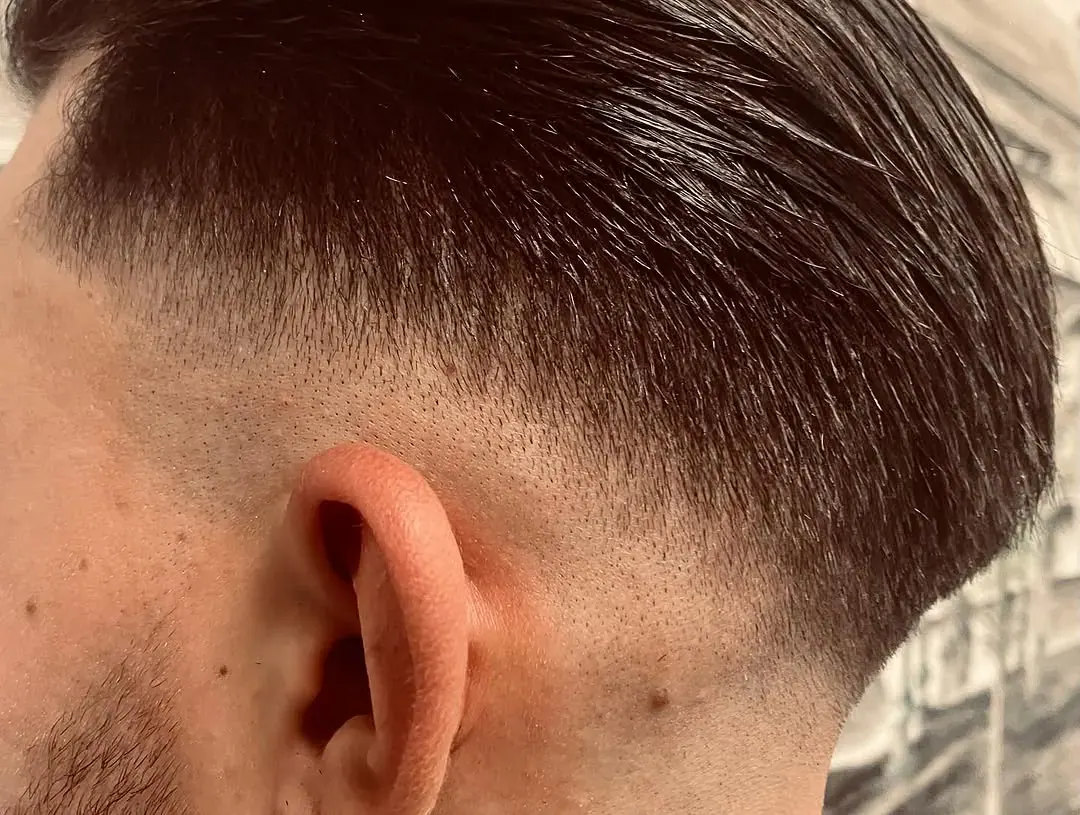 Dégradé net et contour de barbe, vus de dos, réalisés au salon