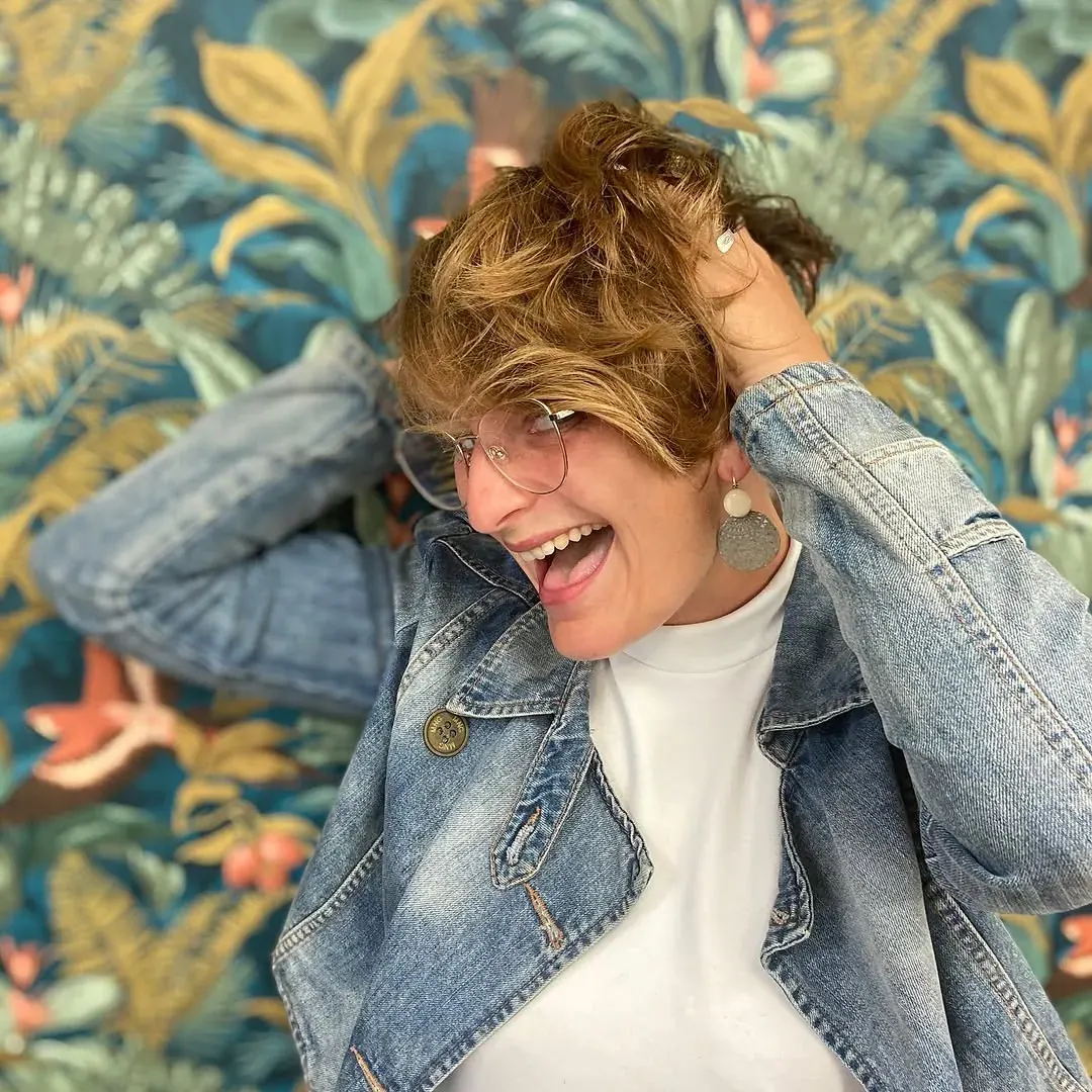 Coupe glam rock, mèches effet soleil