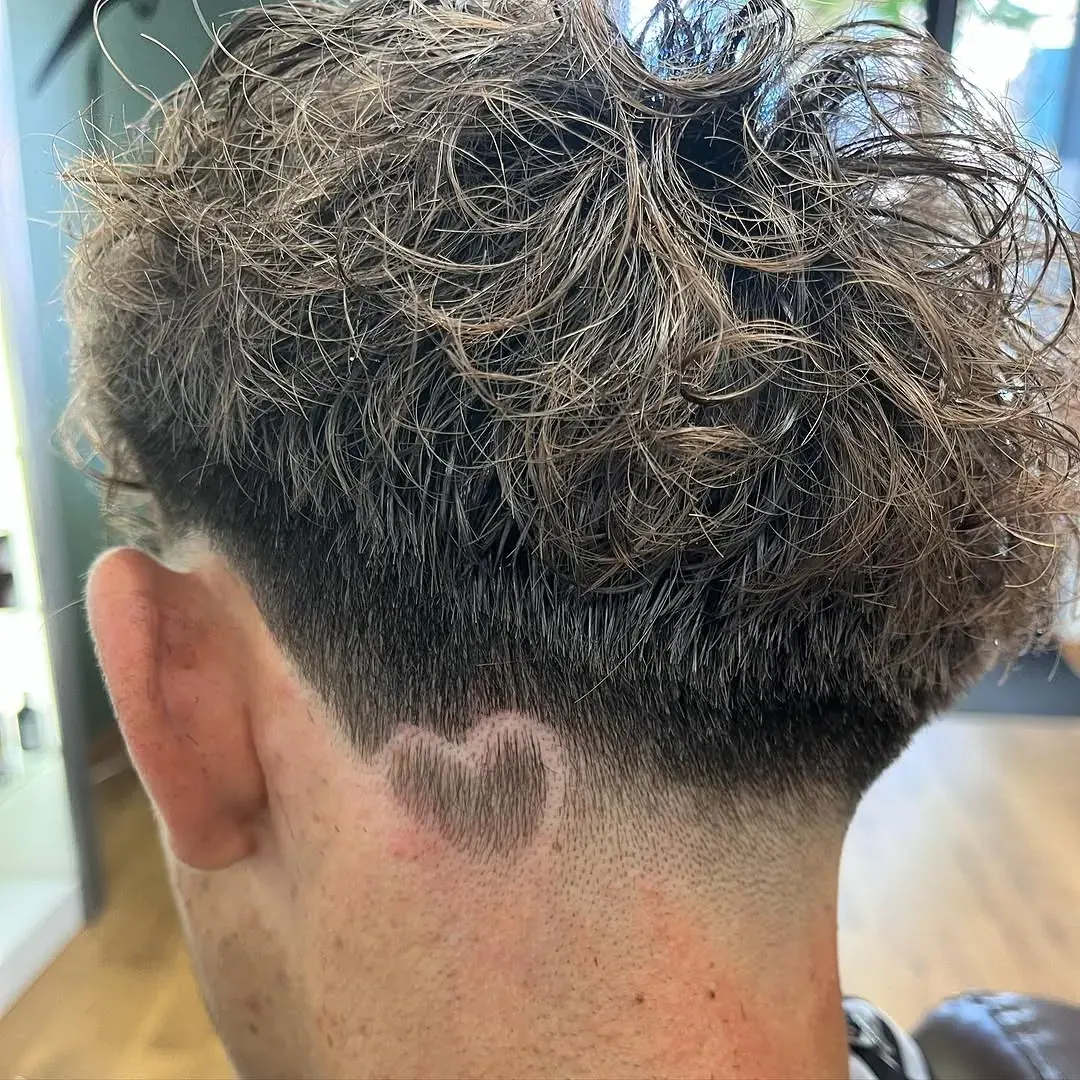 Coupe homme dégradée avec motif