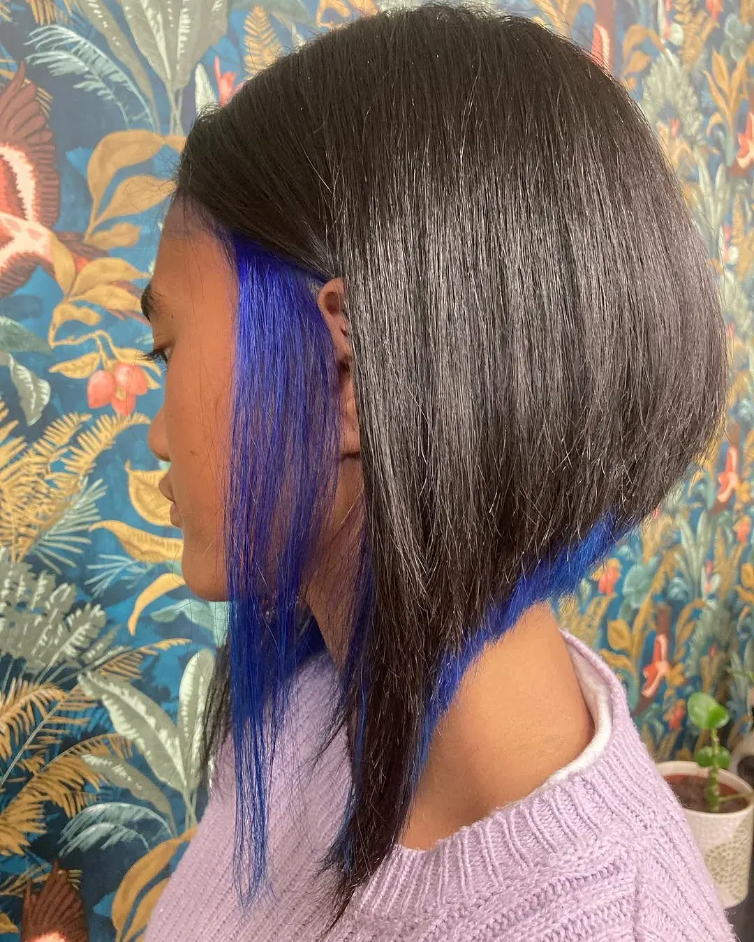 Carré plongeant, mèches bleues