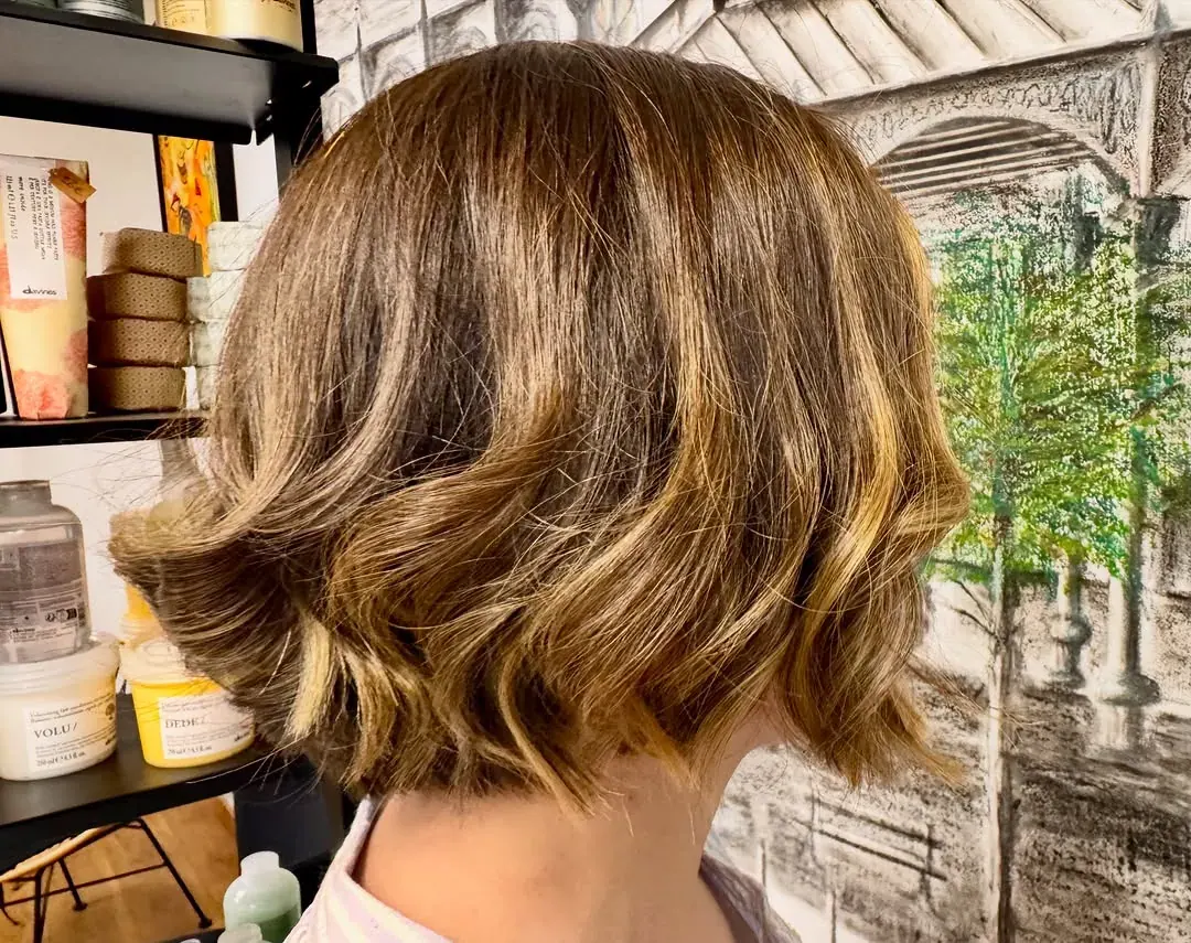 Carré sur mesure, balayage lumineux aux reflets naturels, réalisé au salon