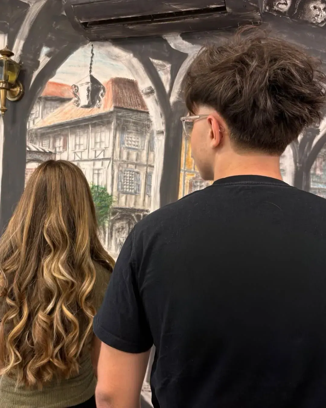Coupes homme et femme, vues de dos