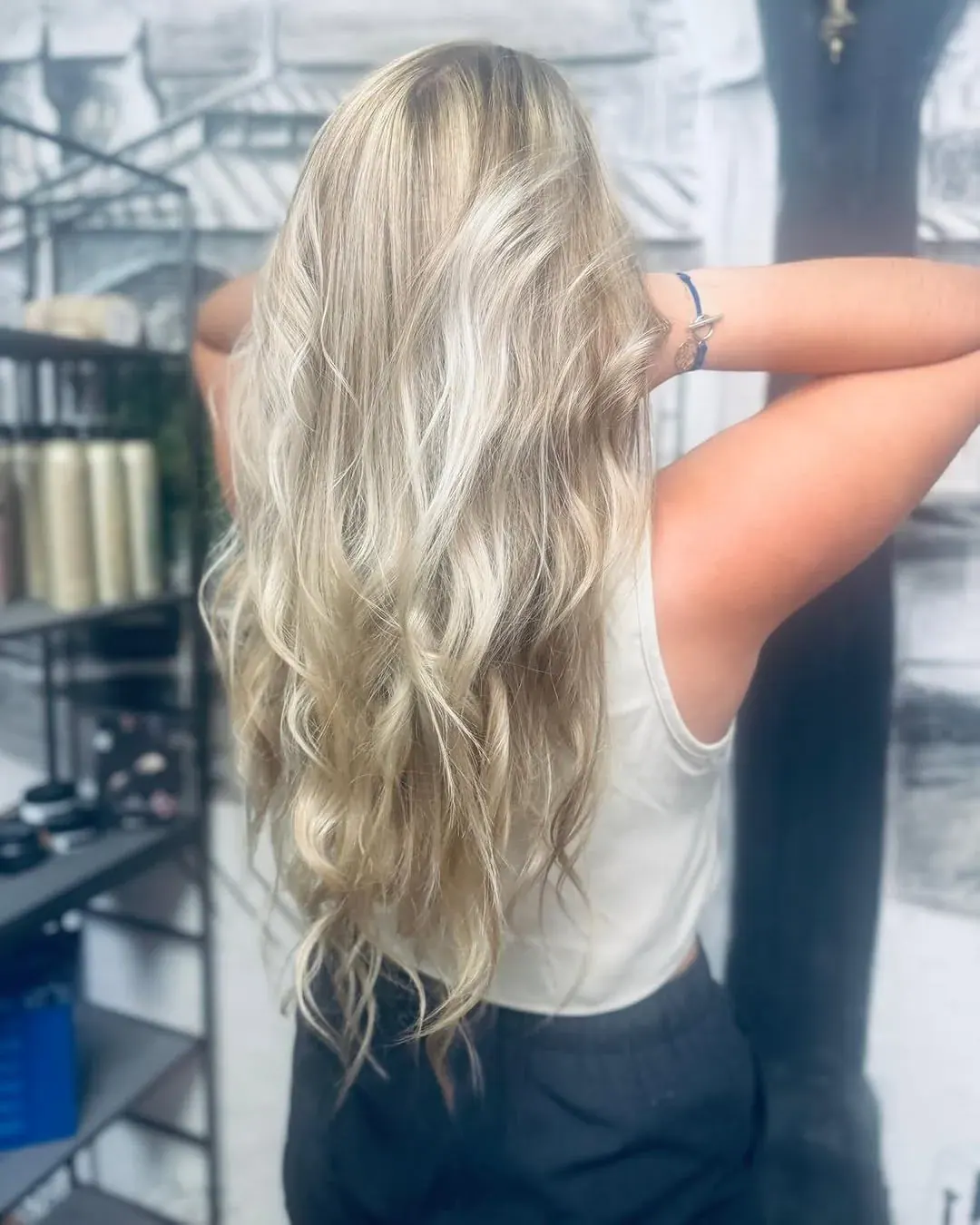Blond doux aux longueurs souples, réalisé au salon