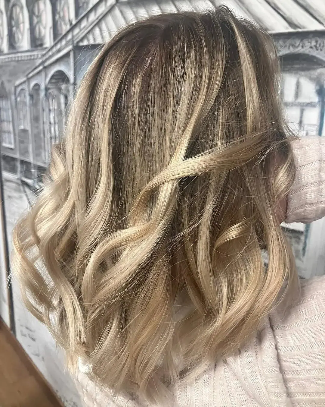 Blond doux, mouvement et brillance