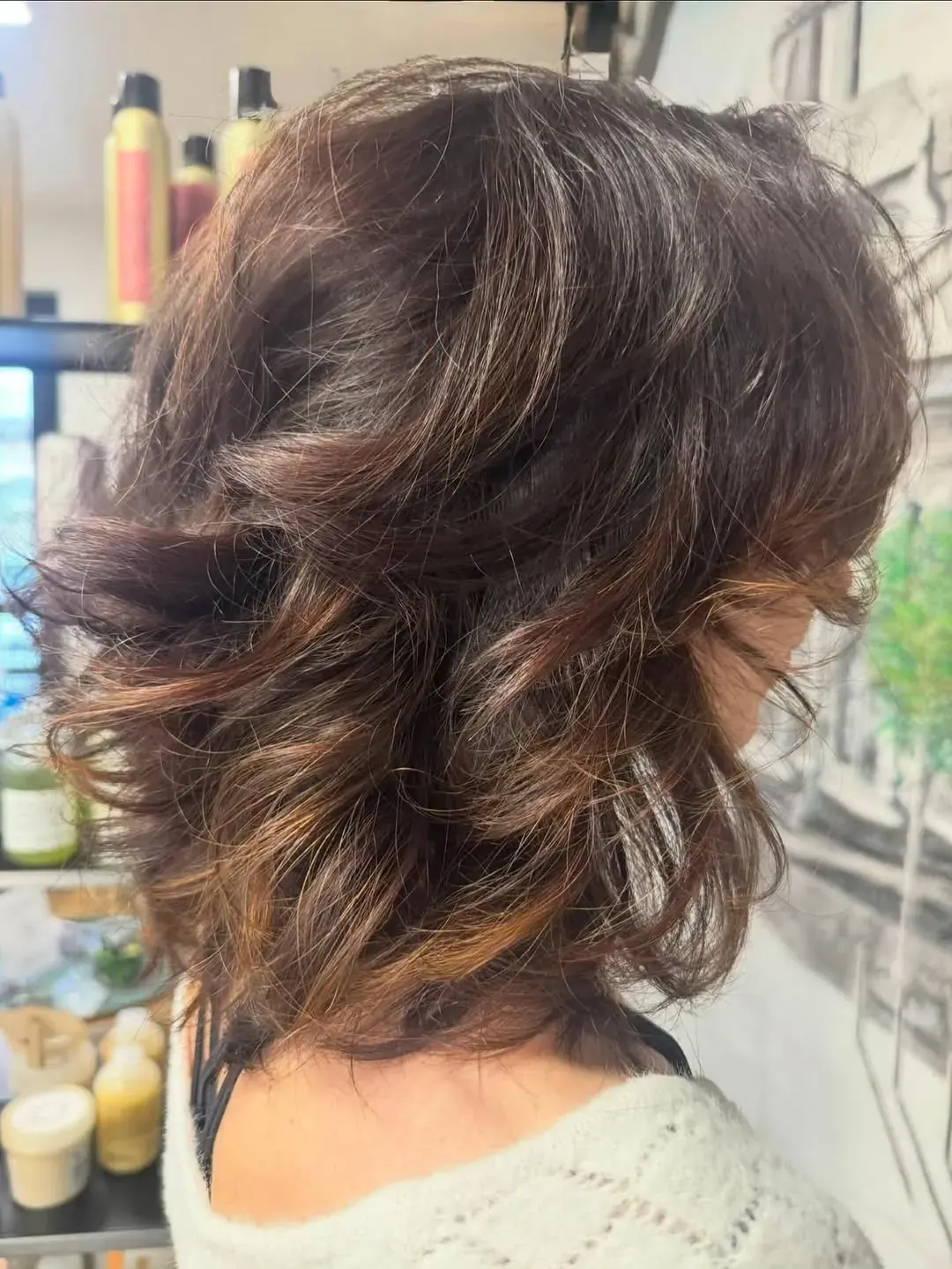 Coupe en mouvement, brun délicatement nuancé