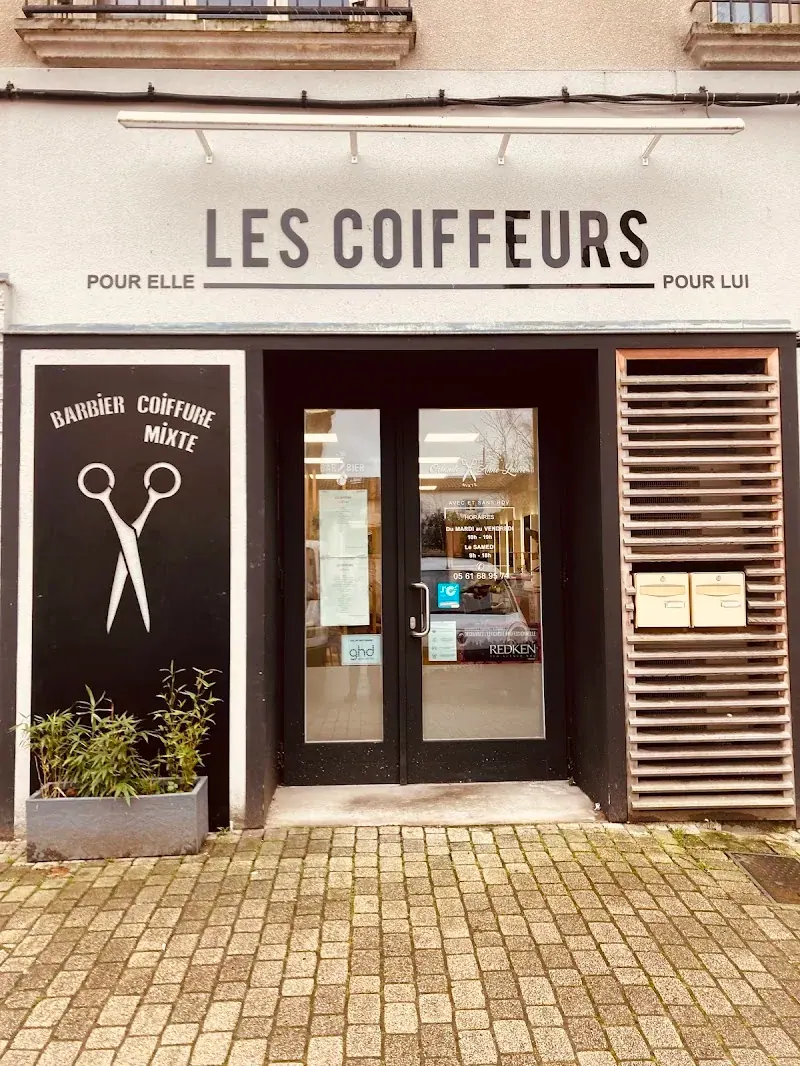 Devanture du salon Les Coiffeurs, cours Colonel Petitpied à Mirepoix